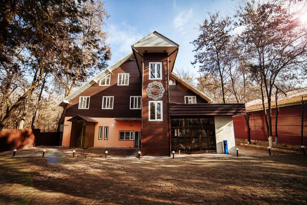 Izum Hotel Osh Exterior foto